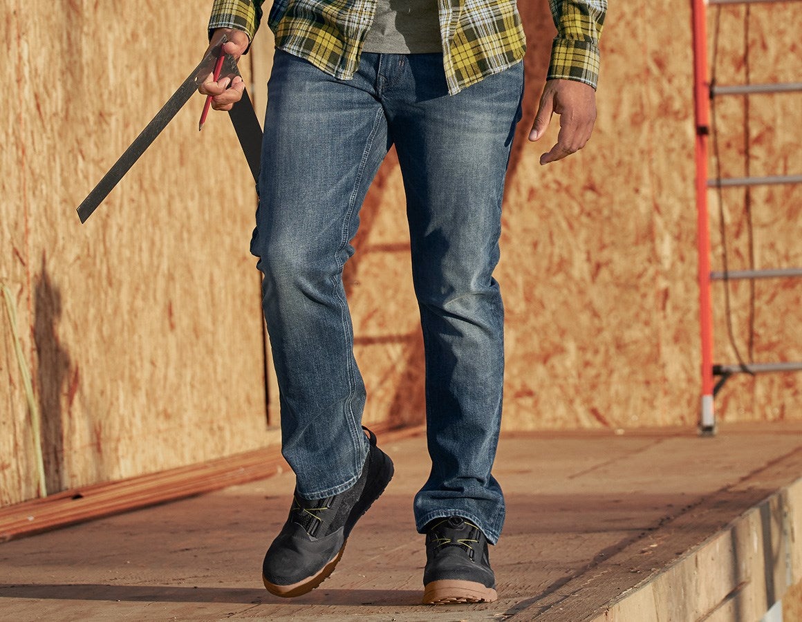Main action image e.s. 5-pocket stretch jeans with ruler pocket mediumwashed